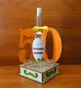 50 - Urodzinowy stojak z butelką i 4 kieliszkami (P1032W7)
