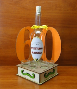 60 - Urodzinowy stojak z butelką i 4 kieliszkami (P1032W8)