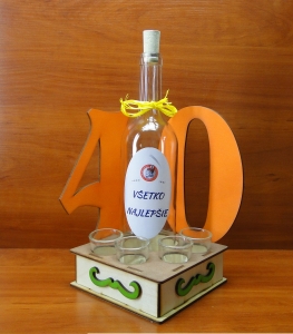40 - Urodzinowy stojak z butelką i 4 kieliszkami (P1032W6SK)