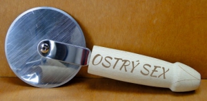 Ostry sex – nóż do pizzy (P65)