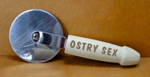 Ostry sex – nóż do pizzy (P65)