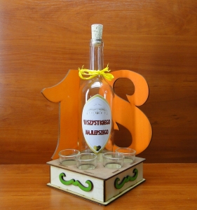 18 - Urodzinowy stojak z butelką i 4 kieliszkami (P1032W1)