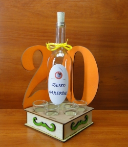 20 - Urodzinowy stojak z butelką i 4 kieliszkami (P1032W2SK)