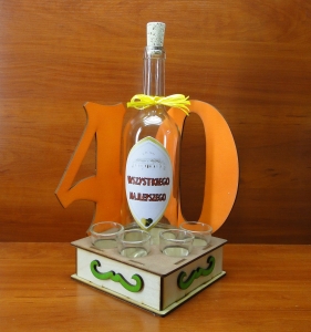 40 - Urodzinowy stojak z butelką i 4 kieliszkami (P1032W6)