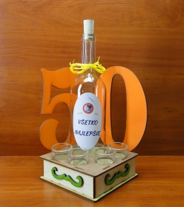 50 - Urodzinowy stojak z butelką i 4 kieliszkami (P1032W7SK)
