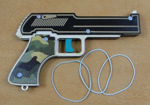 Drewniany pistolet na gumki z kolorowym drukiem  moro (P1254W3)