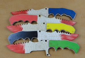 Nóż drewniany karambit - mix kolorów (P109W2)