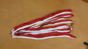 Taśma biało czerwona szeroka z zapieciem metalowym do zawieszki lub medalu